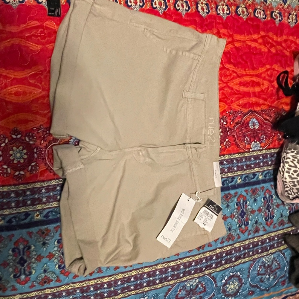 Rue 21 mid rise size 10 girls women's khaki shorts NWT